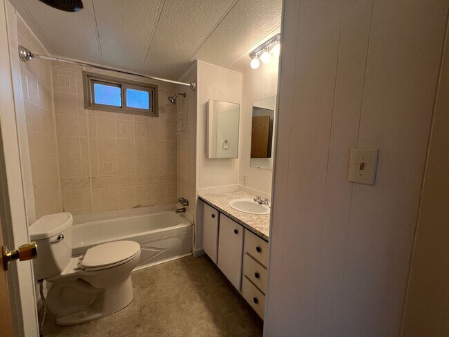 Building Photo - Quiet 2 bedroom home