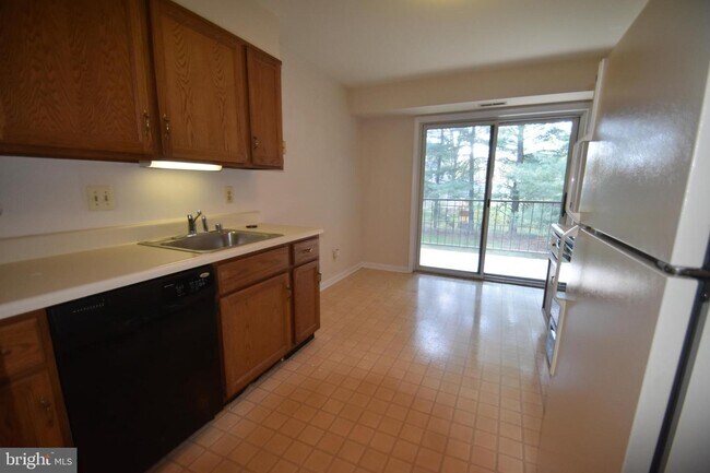 Building Photo - 400 Chapel Ct