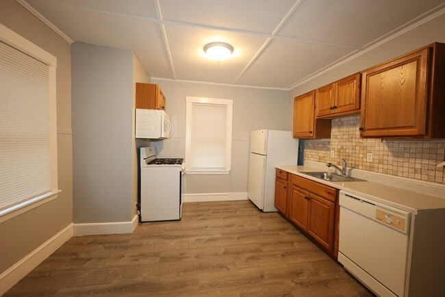 Building Photo - 23 Des Moines Rd