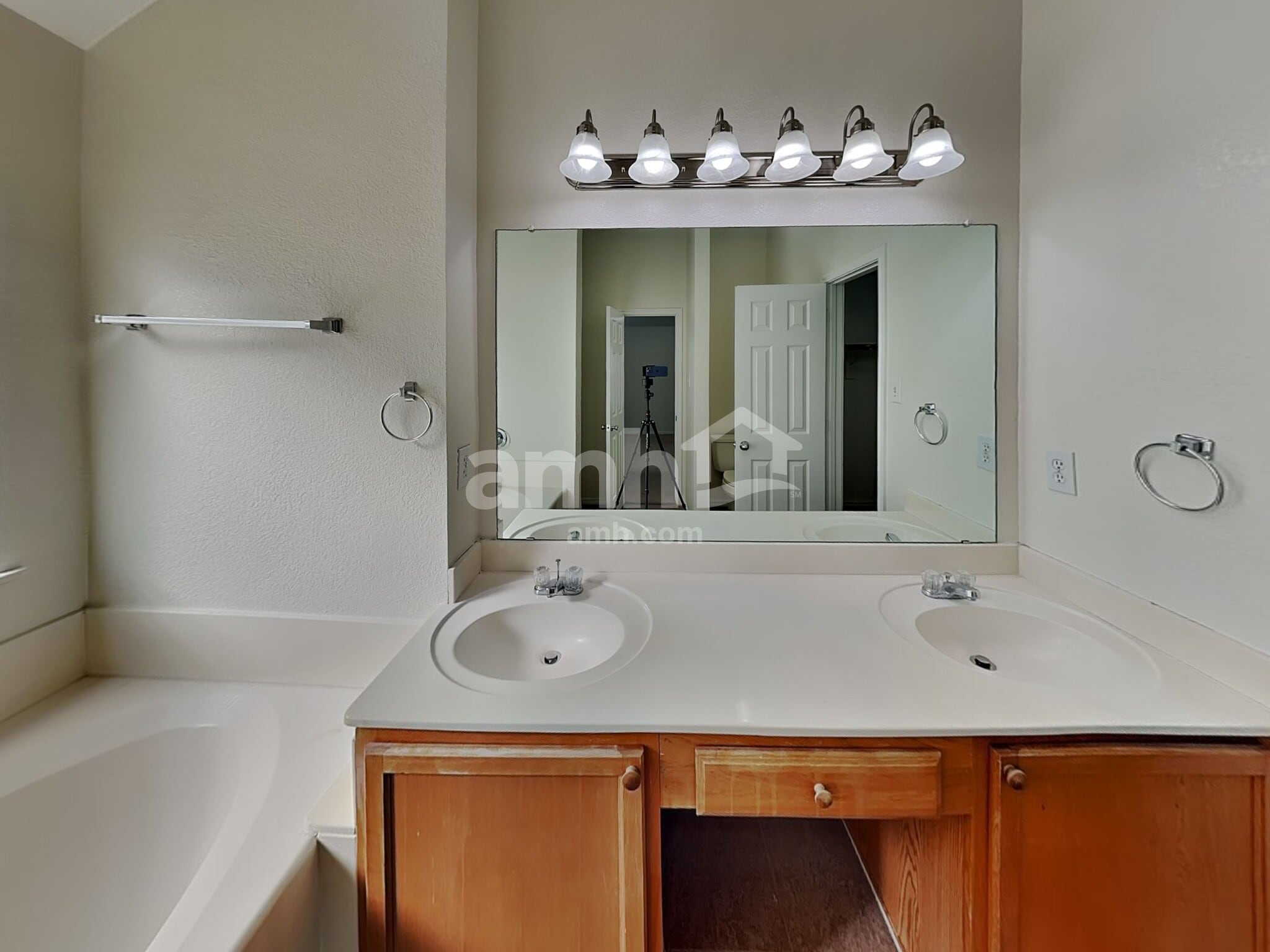 Building Photo - 1620 Northview Dr