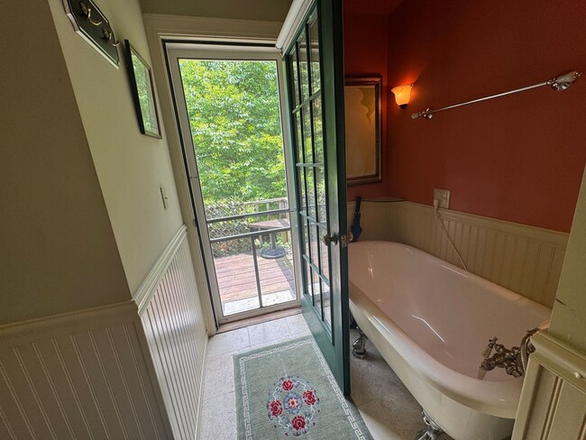 Building Photo - Beautifully Furnished Three Bedroom Home