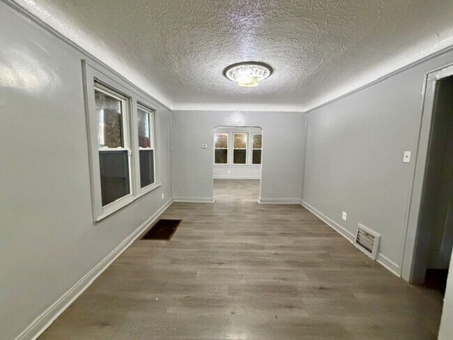 Building Photo - 4 Bedroom 2 Bath Brick Tudor For Lease Wel...