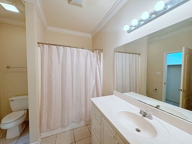 Building Photo - 2 Bedroom Condo Available NOW