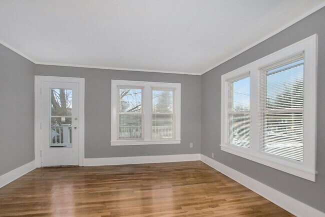Building Photo - NW 2BR Upper