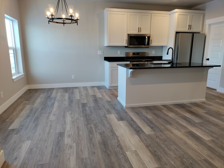 Dining room & kitchen view - 2897 Sunburst Dr