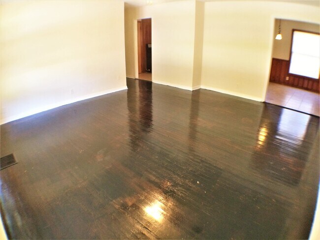 Building Photo - 4 Bed 2 Bath Home  w New Upgrades in Halto...