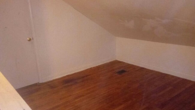 Building Photo - LEO  3 BR 1 Bath