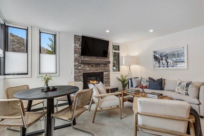 Building Photo - 135 Carriage Way