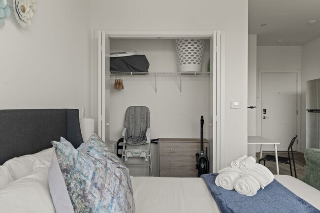 Building Photo - 501 N Perth St