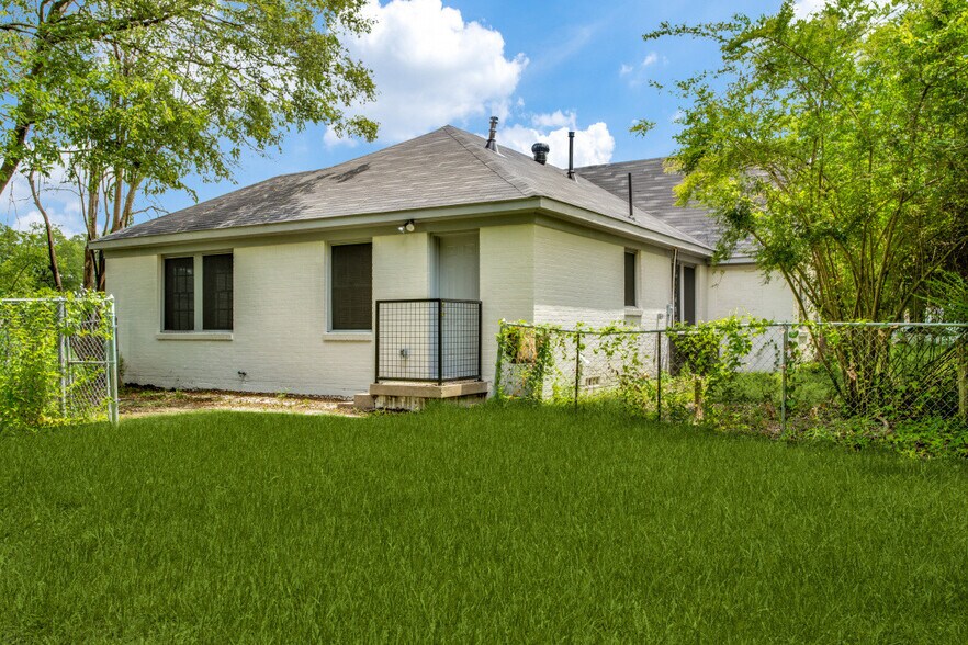 Building Photo - 133 E 7th St