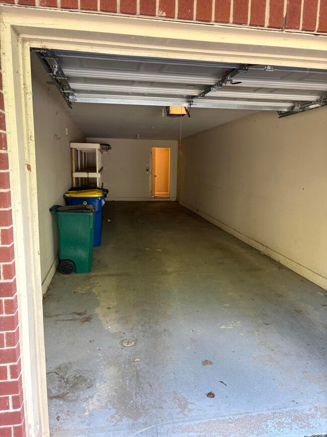 Building Photo - 660 Village Ln