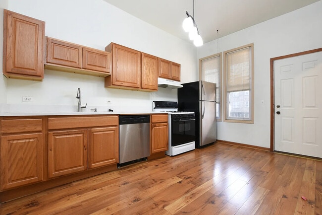 Building Photo - 2114 N California Ave