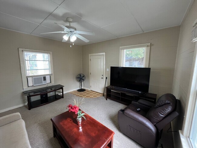 Building Photo - Furnished Downtown Mid Term Rental near East Hill