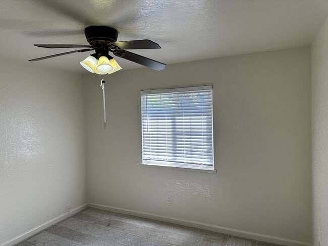 Building Photo - Beautiful Manteca 3 Bedroom Single Story H...