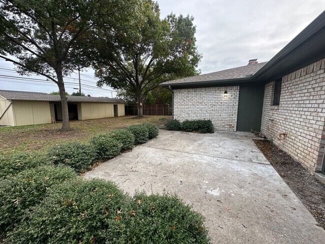 Building Photo - PLANO 4-bed 3-bath 2-car garage with huge workshops