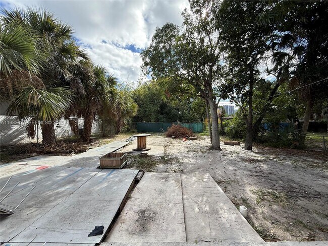 Building Photo - 816 5th St