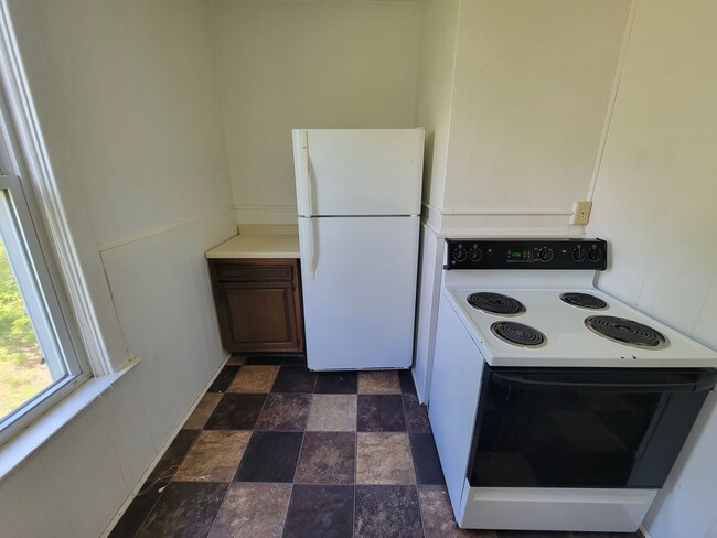 Building Photo - AVAILABLE JULY - 3 BED 1 BATH
