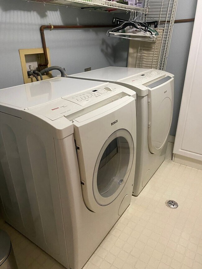 Building Photo - Beautiful Spacious Home in South Park with...