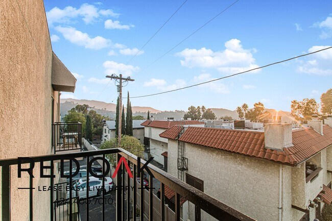 Building Photo - 10133 Pinewood Ave