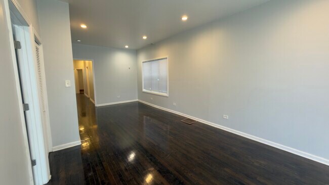 Building Photo - 1344 E 72nd Pl