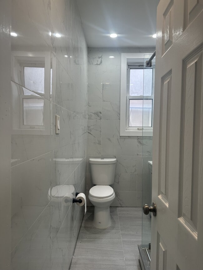 Building Photo - 154 Radford St