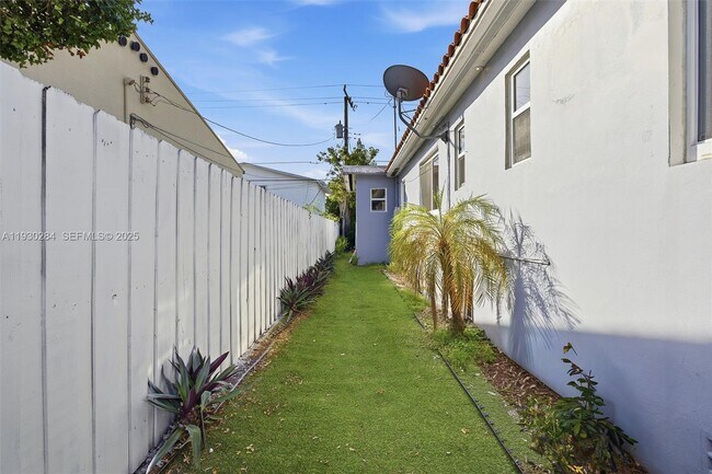 Building Photo - 2120 SW 16th St