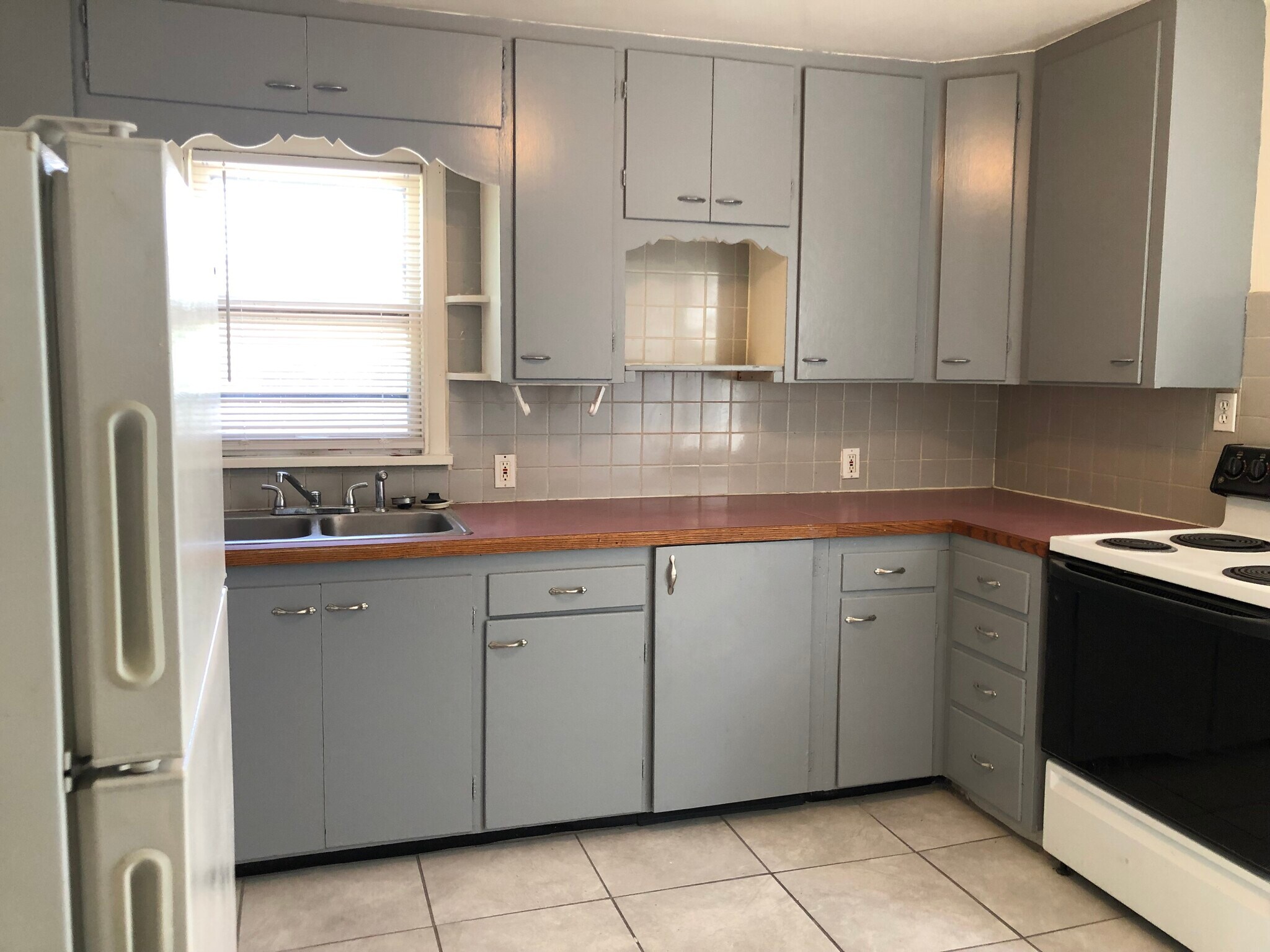 Building Photo - 706 S 25th St