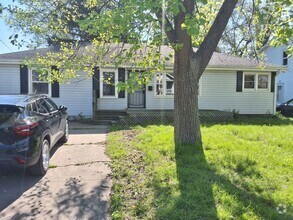 Building Photo - 4 bedrooms/2 bathrooms House