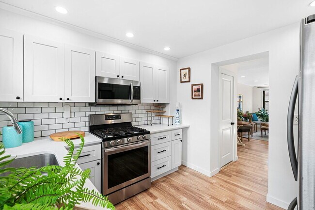 Building Photo - 629 Sears St