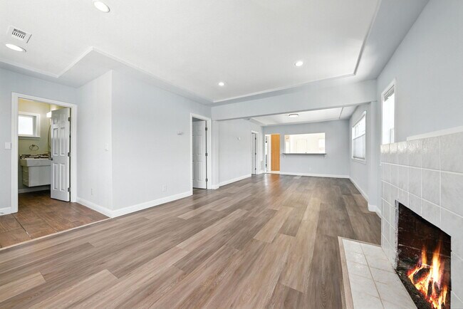 Building Photo - 5530 Laverne Ave