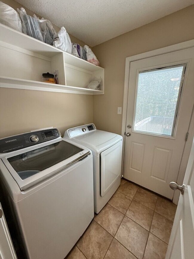 Building Photo - Home for Rent in Benton