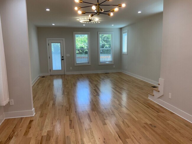 Building Photo - Fabulous Home In West Nashville