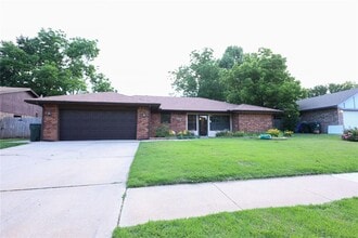 Building Photo - 722 Smalley Dr