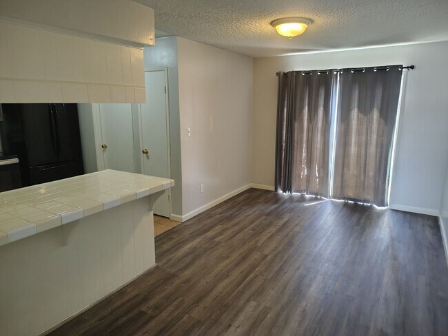 Building Photo - Spacious 3 bedroom 2 bathroom townhouse in Central Bakersfield!