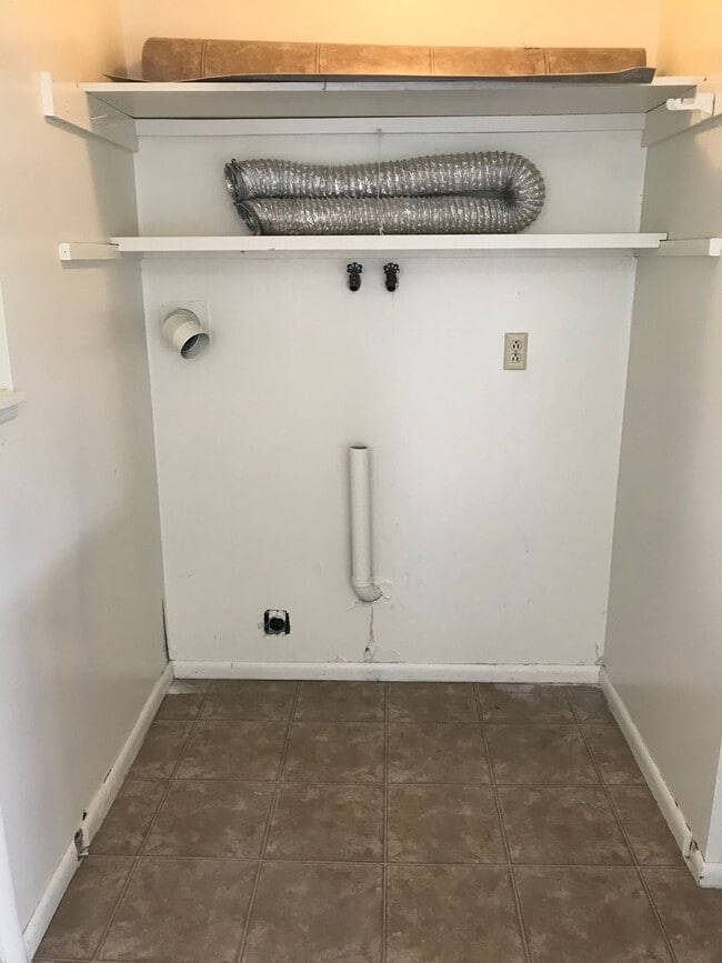 Building Photo - Move-In Today 2 Bedroom 1 Bathroom Apartment Close to Campus!