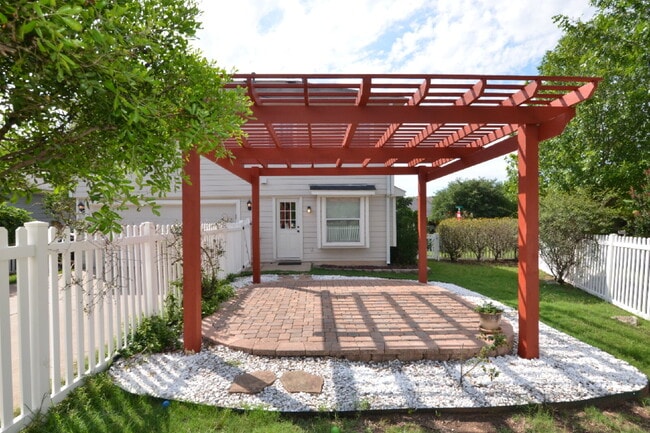 Building Photo - Beautiful Corner Lot Home in Plum Creek