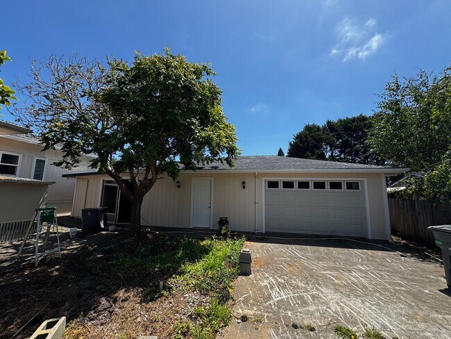 Building Photo - Pet-friendly Home located in sunny Ridgewood