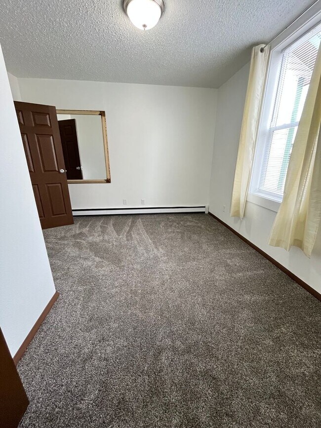 Building Photo - Newly Renovated Ground Floor 1 Bed Apartment!