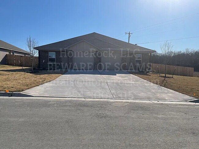 Building Photo - 3 Bedroom 2 Bath Duplex Available NOW