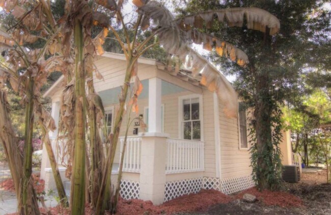 Building Photo - Walk or bike to CAMPUS or downtown!! 3 bed HOUSE