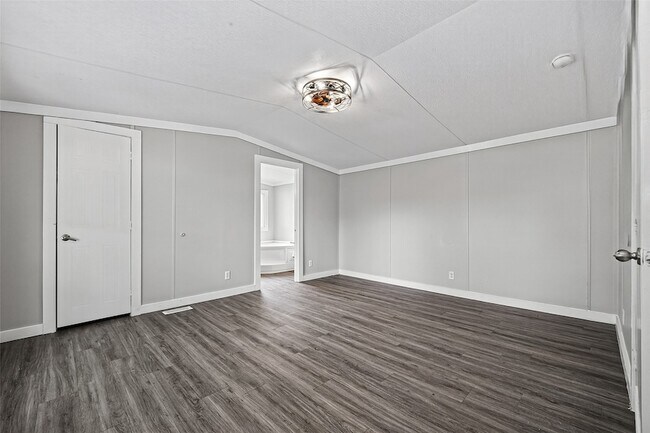 Building Photo - 2122 Koster Rd