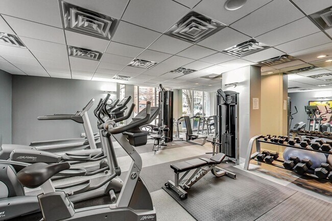 Building Photo - 2930 N Sheridan Rd