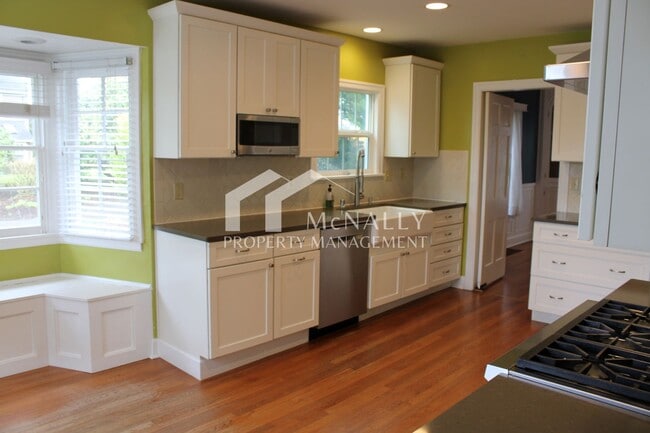 Building Photo - 5 Bedroom, 4 Bathroom Historic Tacoma Home