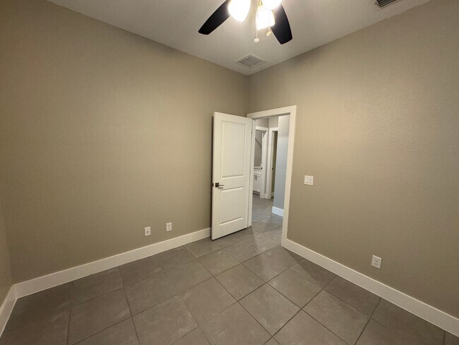 Building Photo - INCREDIBLE 4 Bedroom, 2 Bathroom Home in Poinciana!