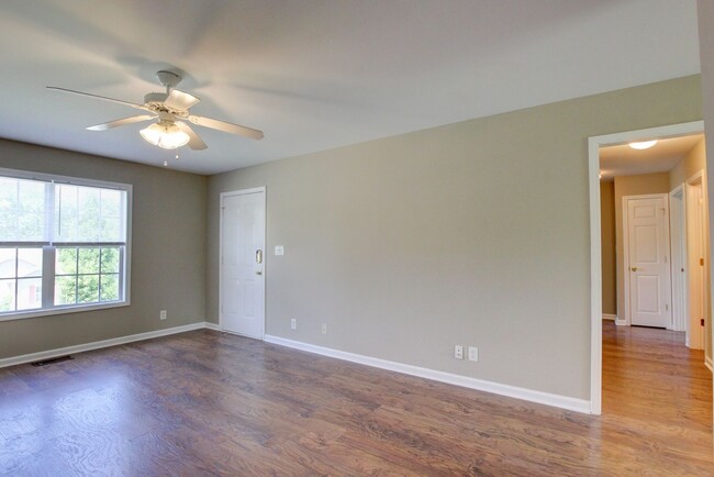 Building Photo - Hurry.  3 bed 2 bath 1 car under $1400