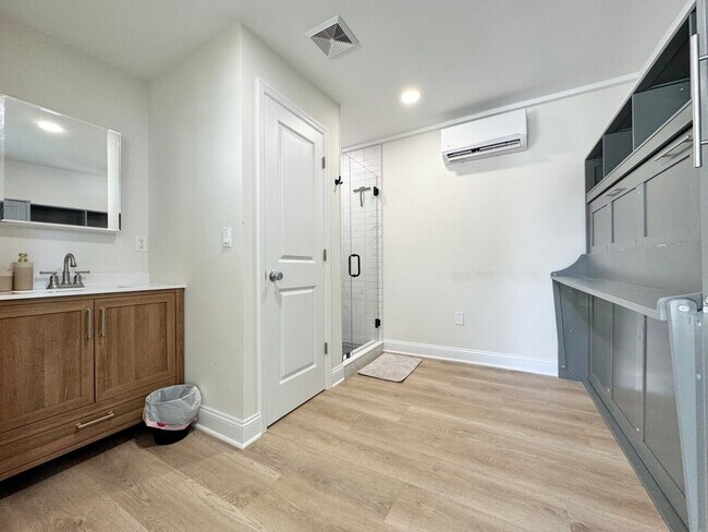 Building Photo - 240 Norgrove Ave