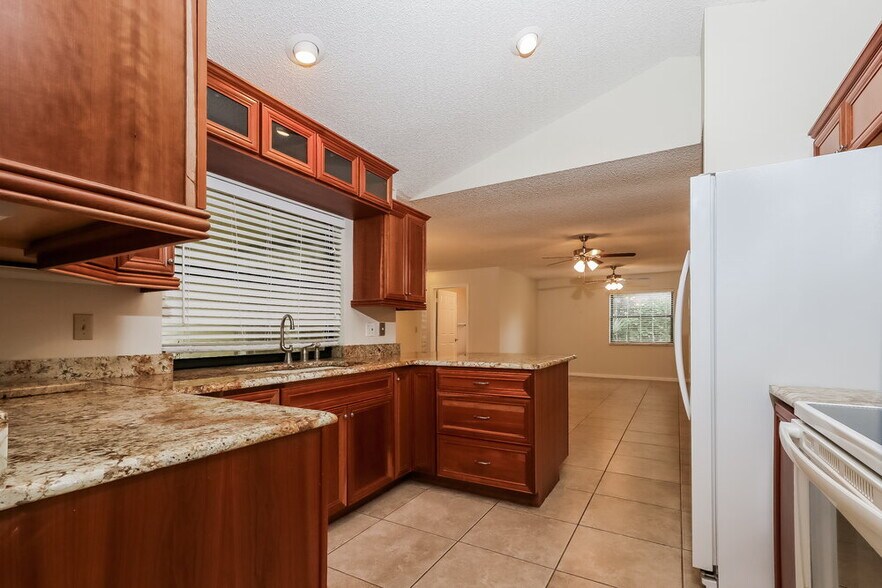 Building Photo - 735 Daffodil Dr