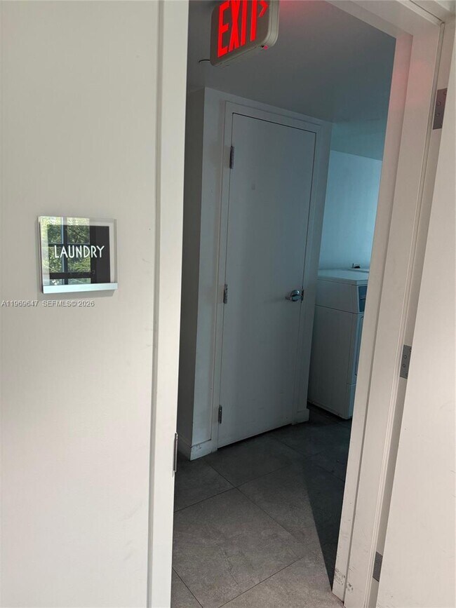 Building Photo - 437 SW 4th Ave