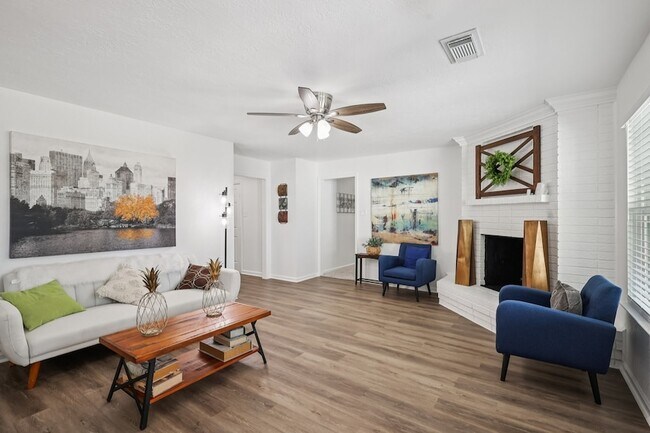 Building Photo - 15322 Torry Pines Rd