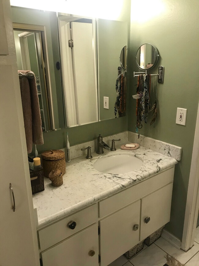 Bathroom (with furnishings) - 7742 Redlands St